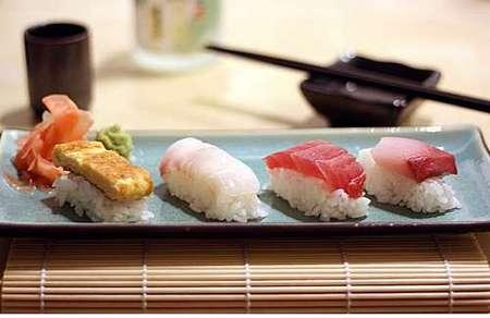 Tamagoyaki_sushi.jpg