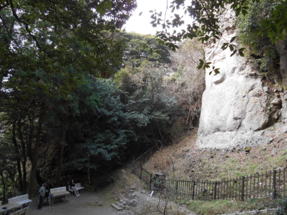 熊野磨崖仏・不動明王像と休憩中の参拝者
