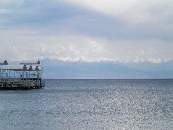 イシク・クル　対岸のある海