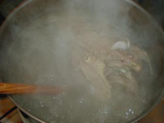 豚頭骨・とんこつラーメン、スープ作り方・レシピ。豚骨の下処理、仕込み、血抜き、下茹で方法、ラーメン屋、ラーメン店