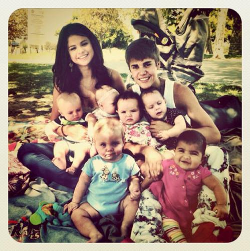 Justin-Bieber-Selena-Gomez-09222011-01.jpg