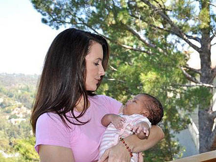 Kristin-Davis-and-baby-Gemma-Rose.jpg