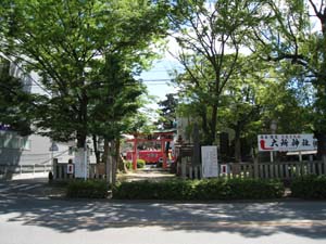 名鉄東岡崎駅のすぐ東にある六所神社の鳥居