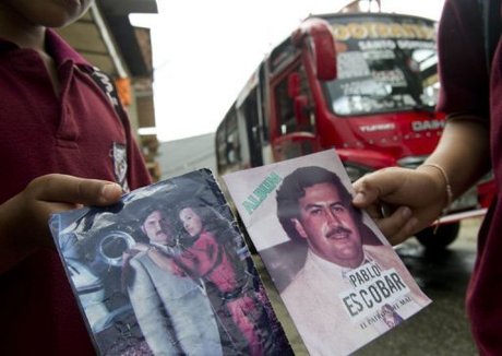麻薬王のシールブックが南米コロンビアの子どもたちに大人気、発売元は謎