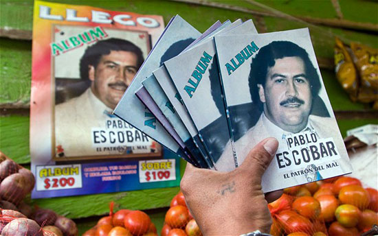 麻薬王のシールブックが南米コロンビアの子どもたちに大人気、発売元は謎