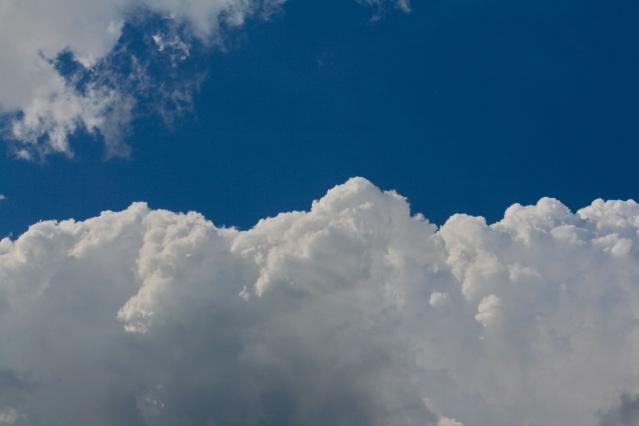 まるで飛行機から撮ったような雲と青空
