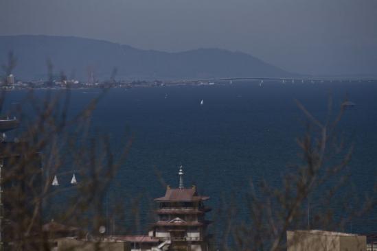 大津SAから琵琶湖を臨む