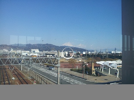 清水駅から臨む富士山