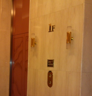 エレベーターホール壁