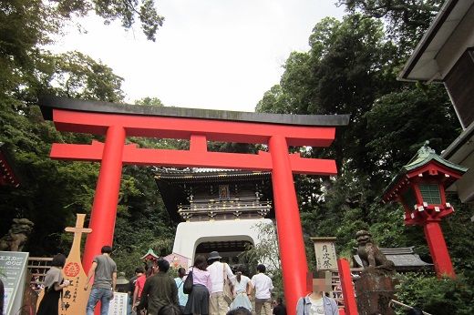 江島神社の赤鳥居と瑞心門