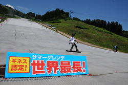 世界最長のサマーゲレンデをスノーボードで滑走するスタッフら