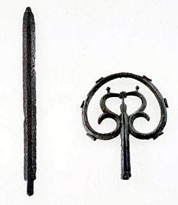 明治時代に剣岳山頂付近で見つかった錫杖（右）と鉄剣（立山博物館提供）
