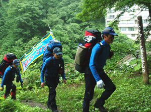 パトロールに出発する道警の山岳遭難救助隊員ら＝美瑛町のトムラウシ登山口