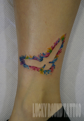 水彩画のような鳥のタトゥー Lucky Round Tattoo 大阪　2