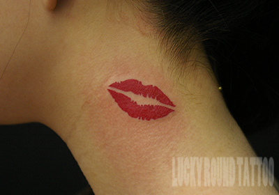 キスマークのタトゥー Lucky Round Tattoo 大阪 1
