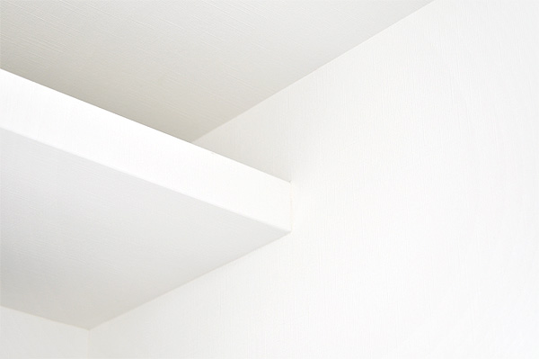 白い床に 白い壁 白い天井 我が家の壁紙は１種類のみでコストダウン 白い生活 Mini Garage House
