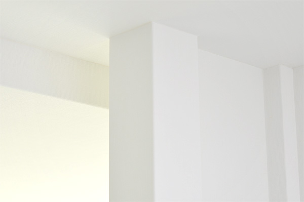 白い生活 Mini Garage House 白い床に 白い壁 白い天井 我が家の壁紙は１種類のみでコストダウン