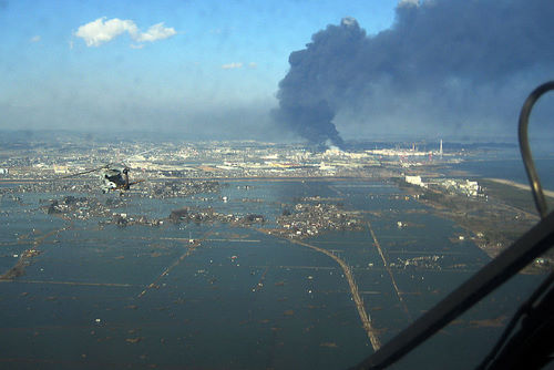http://blog-imgs-45.fc2.com/n/e/a/nearfuture8/800px-SH-60B_helicopter_flies_over_Sendai.jpg