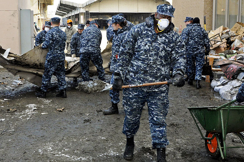 http://blog-imgs-45.fc2.com/n/e/a/nearfuture8/800px-US_sailors_japan_cleanup_2011.jpg
