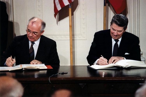 http://blog-imgs-45.fc2.com/n/e/a/nearfuture8/Reagan_and_Gorbachev_signing.jpg