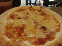 チーズのピザ