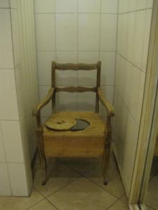 ホテルのトイレにあった中世の腰掛トイレ