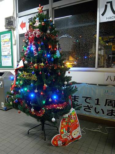 青い森鉄道 三沢駅 クリスマスツリー 231129 1-2-p-s