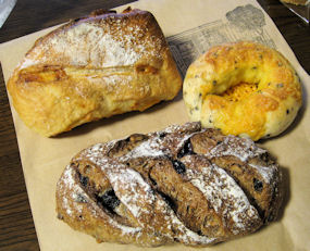 ダブルチーズのリュスティック・ドライフルーツと胡桃のパン・ごまごまチーズベーグル