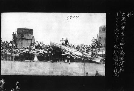 1917年5月3日、ドイツUボートの攻撃で遭難したイギリス輸送船トランシルバニア号救出翌日の、イギリス陸軍将兵を甲板上に載せる駆逐艦榊。駆逐艦松から撮影。