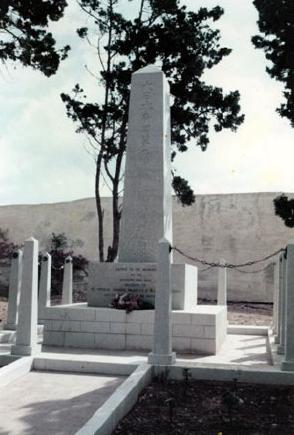 マルタ共和国カルカラの英国海軍墓地（現英連邦墓地）にある、修復直後の日本海軍第二特務艦隊戦没者の墓。碑文には「大日本帝国第二特務艦隊戦死者之墓」とある。