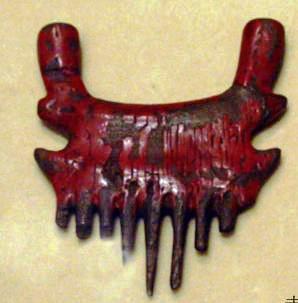 赤色漆塗クシ（鳥浜貝塚遺跡）縄文時代前期、日本最古の櫛とされている。