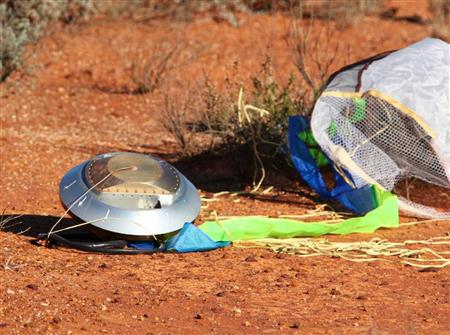 オーストラリア・ウーメラ近くの砂漠で見つかった小惑星探査機「はやぶさ」のカプセル_14日午後
