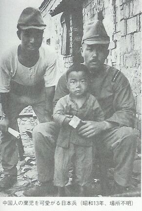 中国人の子供を可愛がる日本兵（１９３８年）