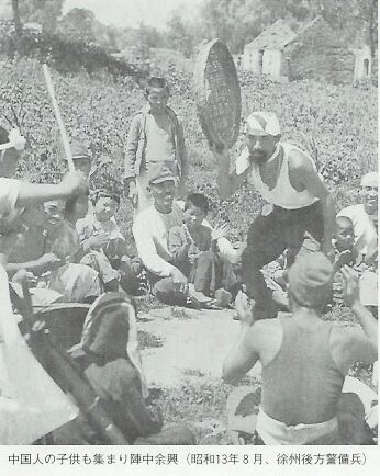 中国人の子供に芸を披露する日本兵（１９３８年）