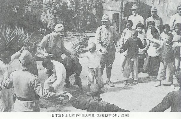 日本軍兵士と遊ぶ中国人児童（１９３７年）