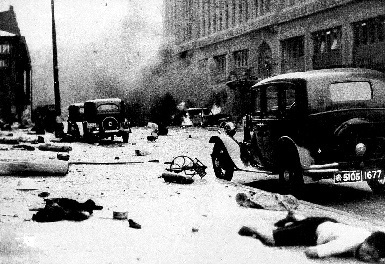 国民党軍機から爆撃を受けたキャセイホテル前の惨状