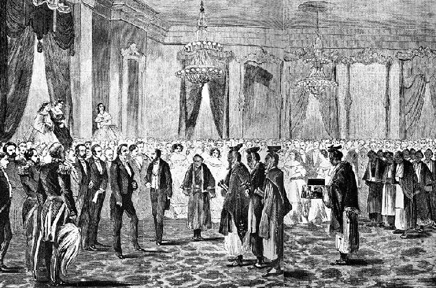1860年5月18日、ホワイトハウスのイーストルームでブキャナン米大統領（左側）との接見に臨む日本代表団（右側）の様子。当時ニューヨークで発行されていた「ハーパース・ウィークリー紙」に掲載された挿し絵。