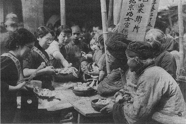 婦女宣撫班からあわがゆの配給を受ける老婦連 (北京)