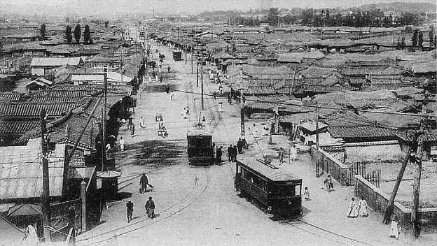日本統治初期のソウル。まず、スラム街の撤去と電車の設置を行なった。