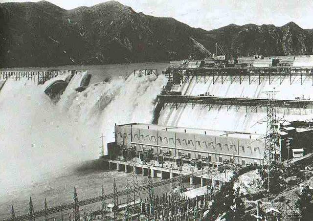 世界最大級の水力発電所、水豊ダム。