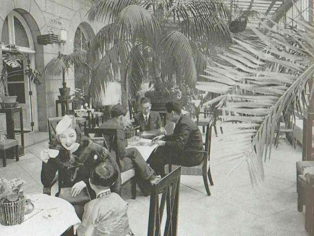 1940年、朝鮮ホテルのサンルーム。左端の女性は舞踏家･崔承喜