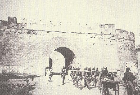 昭和12年（1937年）5月、射撃演習に赴くため盧溝橋城を通過する第8中隊。