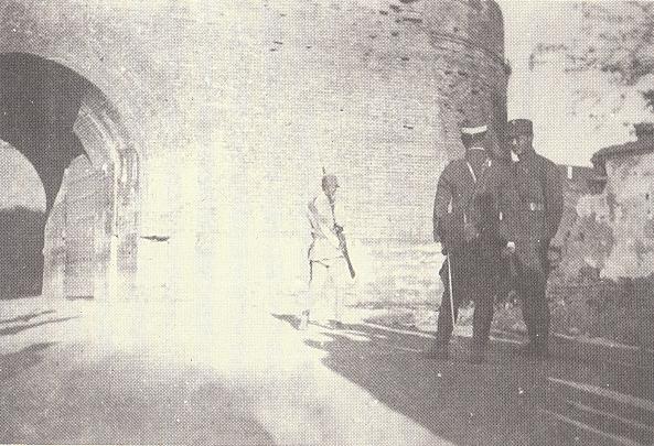 昭和12年（1937年）5月、射撃演習に赴く途中、支那側に盧溝橋城通行の交渉をする第8中隊初年兵係教官の野地伊七少尉（後ろ姿）。