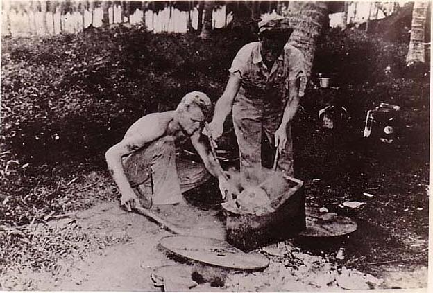 日本兵の頭部を煮るアメリカ兵（1944年）。頭蓋骨は一体につき35ドルで販売されていた。