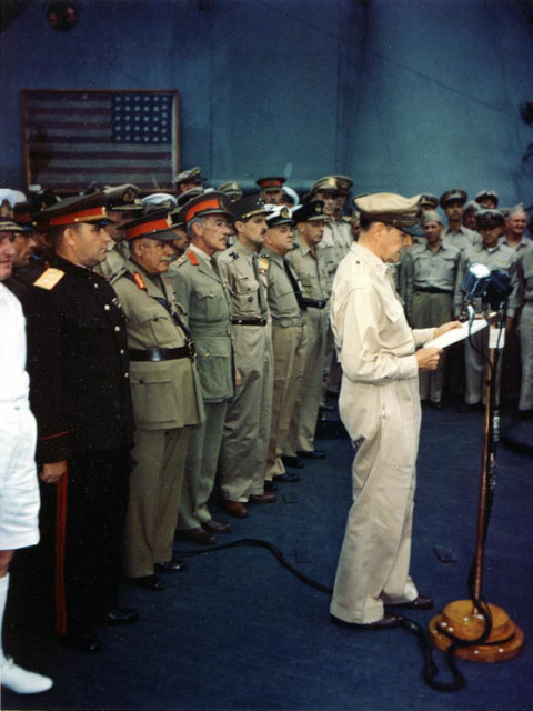 1945年(昭和20年)9月2日、戦艦ミズーリ上での降伏文書調印式。写真の奥にペリー・フラッグが掲げられている。旗の布がこびり付いているため表側にできないので裏側のまま額に保管されている。