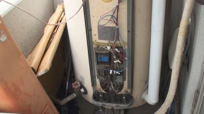神奈川区のサロン・JEUNO様　古い電気温水器