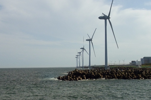 確かに、洋上に建つ風力発電設備