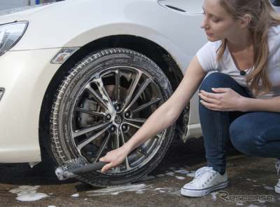 タイヤを洗車する女性