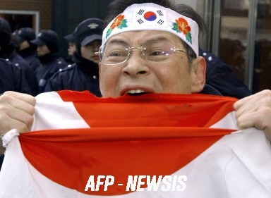日章旗を棄損する韓国民族